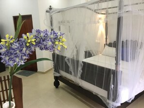 Habitación Deluxe doble, 1 cama de matrimonio, vistas a la ciudad | 2 dormitorios, decoración individual, mobiliario individual y escritorio