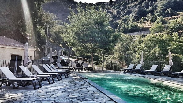 Piscine extérieure (ouverte en saison), parasols de plage