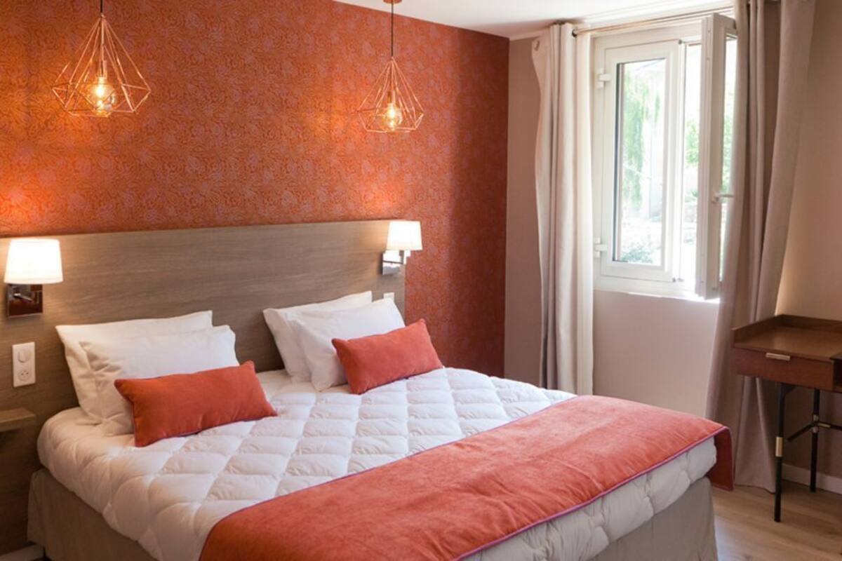 Cribs (free), rollaway beds (surcharge), WiFi (free)