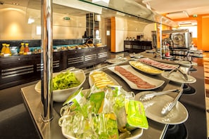 Desayuno buffet (USD 15 por persona)