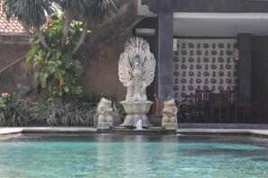Outdoor pool - Mangga Bali Inn (Kuta)