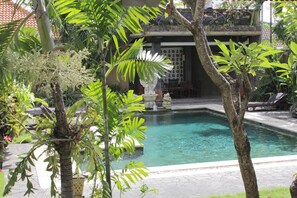 Outdoor pool - Mangga Bali Inn (Kuta)