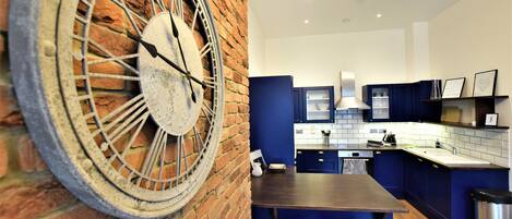 Huoneisto, 2 makuuhuonetta | Yksityinen keittiö | Täysikokoinen jääkaappi, mikroaaltouuni, uuni, liesi