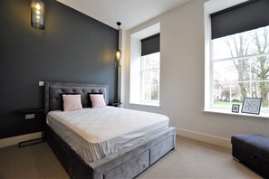 Premium bedding, individually decorated, individually furnished, desk - The Hubert - Your Apartment (Bristol)