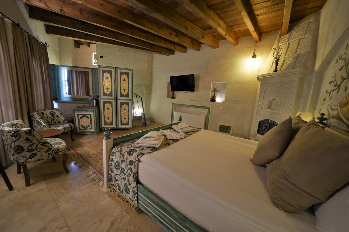 Honeymoon Suite | Free minibar items, in-room safe, desk, blackout drapes