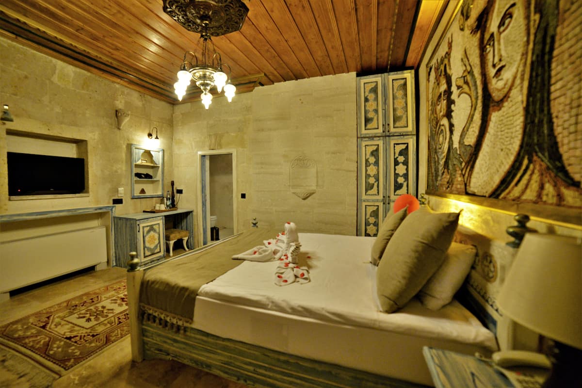 Deluxe Double Room | Free minibar items, in-room safe, desk, blackout drapes