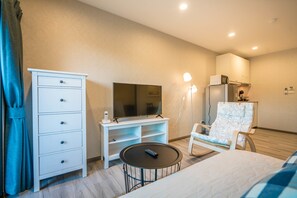 1 Bedroom Apartment (#977 - E604) | 起居区 | 智能电视