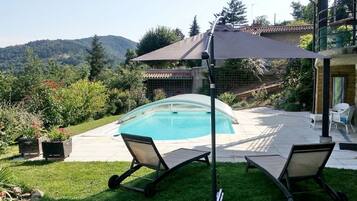 Een seizoensgebonden buitenzwembad