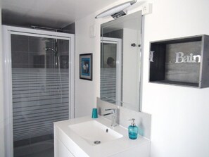 Shower, hair dryer, towels - Chambres d'hôtes Clair Matin (Villeneuve-d'Allier)