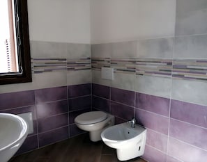 Comfort appartement, 1 slaapkamer, uitzicht op bergen | Badkamer | Een douche, een bidet, handdoeken