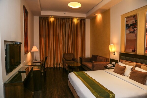 Deluxe Room, 1 Queen Bed | In-room safe, desk, laptop workspace, blackout drapes - Hotel Western Court (Panchkula)
