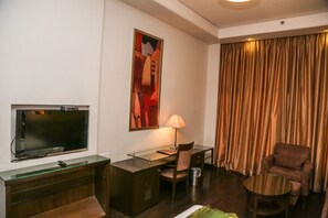 Habitación Deluxe, 1 cama Queen size | Caja de seguridad en la habitación y escritorio 