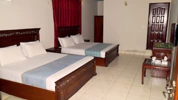 2 makuuhuonetta, silitysrauta/-lauta, internet