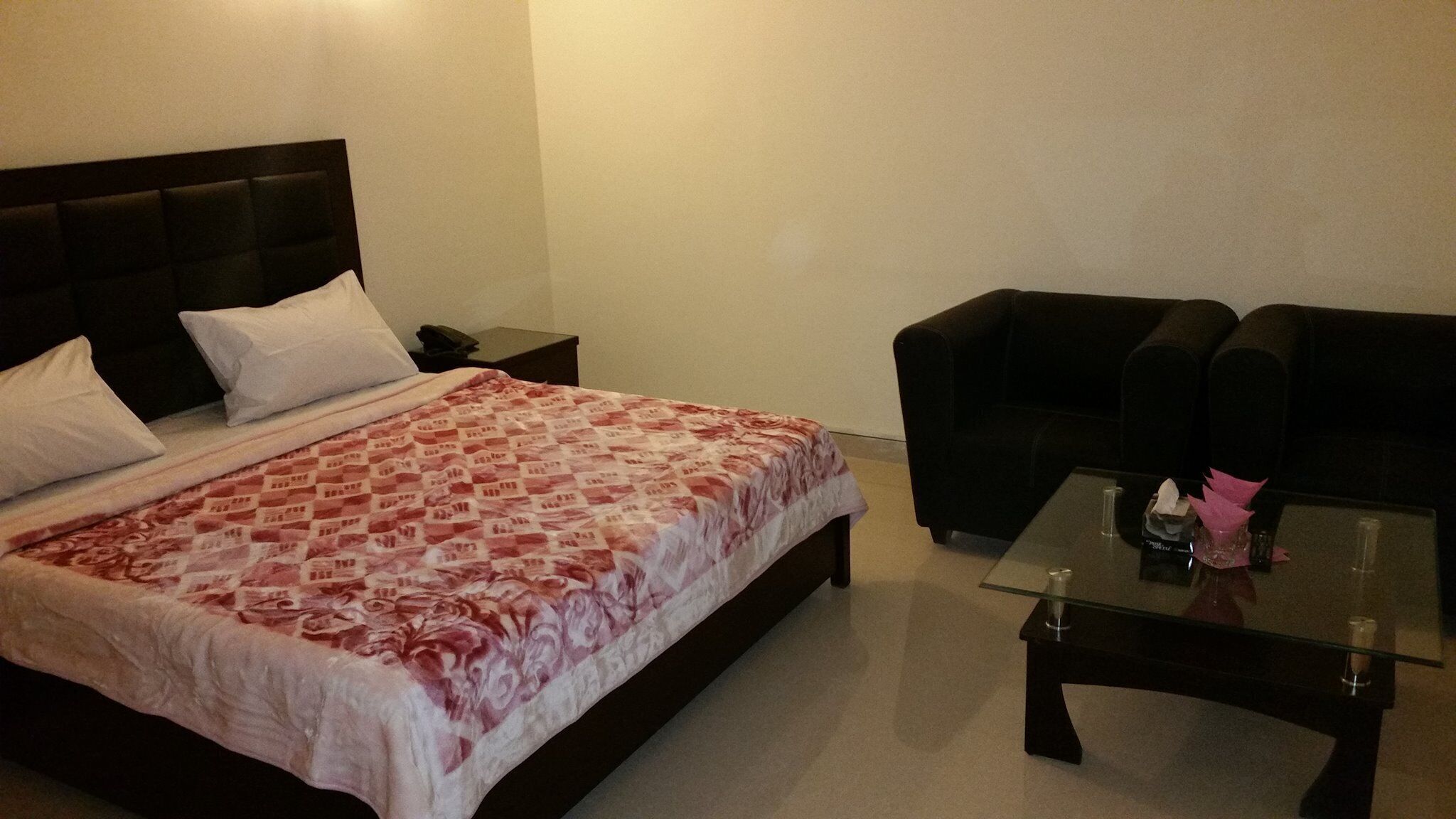 2 habitaciones, tabla de planchar con plancha y internet 