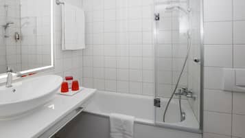 Articles de toilette gratuits, sĂšche-cheveux, serviettes fournies