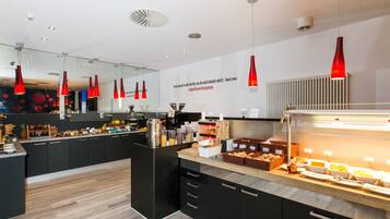 Petit déjeuner buffet (19.90 CHF par personne)