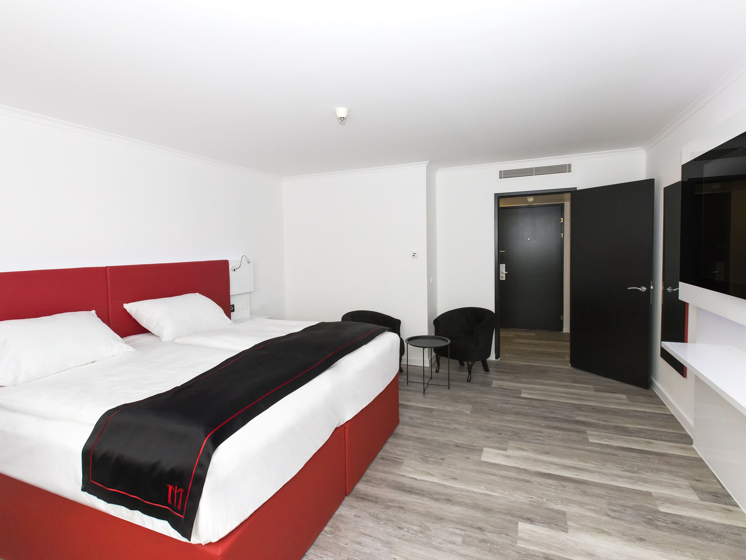 standard double room | 1 bedroom, free minibar items, in-room safe, desk