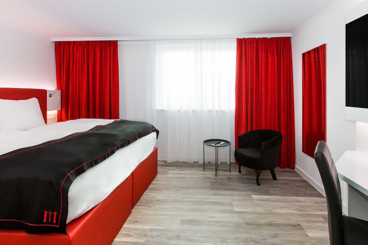 standard double room | 1 bedroom, free minibar items, in-room safe, desk