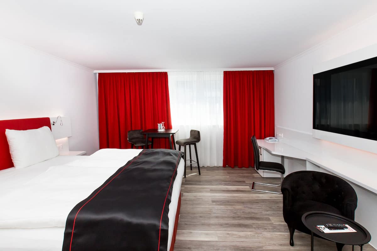 Kahden hengen comfort-huone | 1 makuuhuone, minibaari (osa tuotteista ilmaisia), tallelokero huoneessa