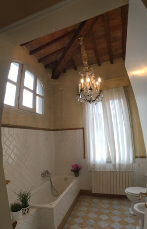 Apartment, 3 Schlafzimmer, Stadtblick | Badezimmer | Komfortbadewanne, Regendusche, Bidet, Handtücher