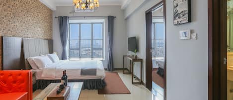 デザイン スイート | デスク、遮光カーテン、WiFi (無料)