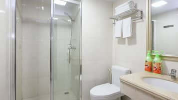 Design Twin Room C | Bathroom | Shower, free toiletries, hair dryer, slippers