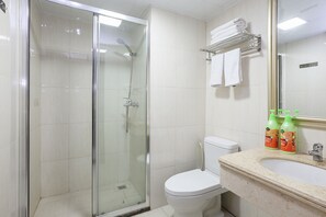 Design Twin Room C | Bathroom | Shower, free toiletries, hair dryer, slippers