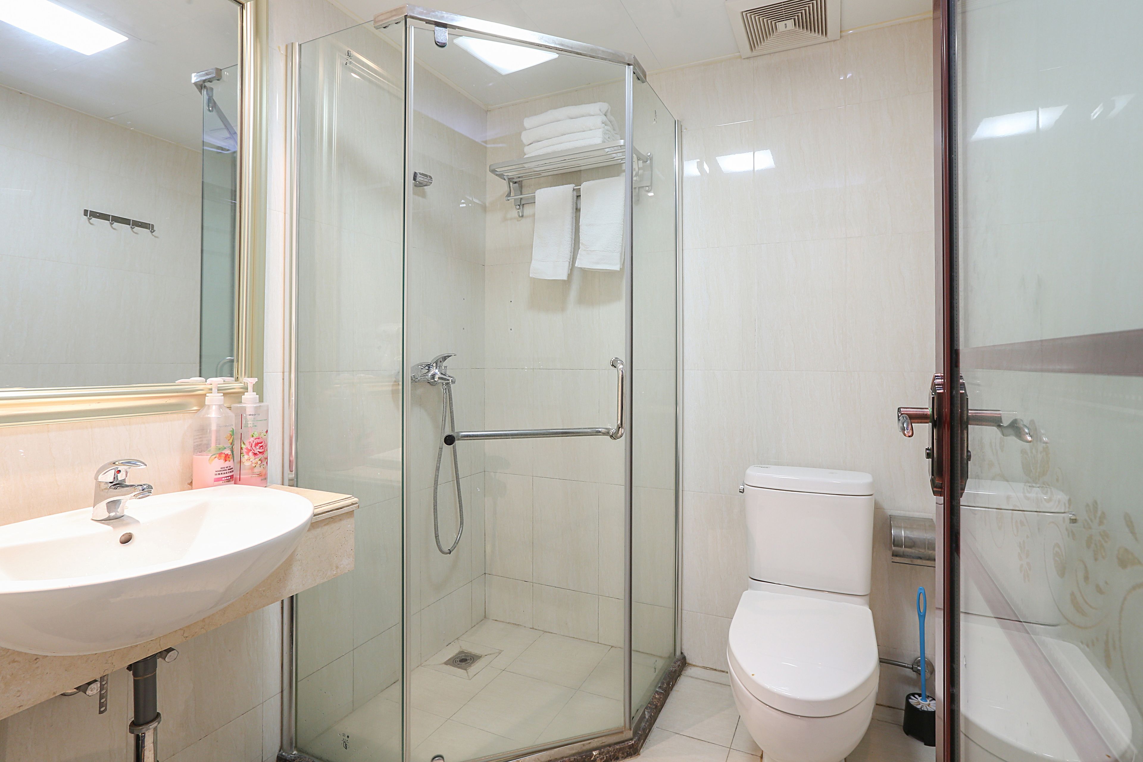 Design Twin Room B | Bathroom | Shower, free toiletries, hair dryer, slippers