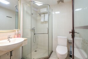 Habitación de diseñador con 2 camas individuales | Baño | Regadera, amenidades de baño gratuitas, secadora de cabello, pantuflas 