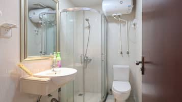 Design Suite A | Bathroom | Shower, free toiletries, hair dryer, slippers
