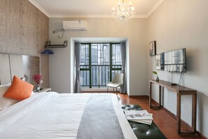 Habitación doble de diseñador | Escritorio, cortinas blackout y wifi gratis 