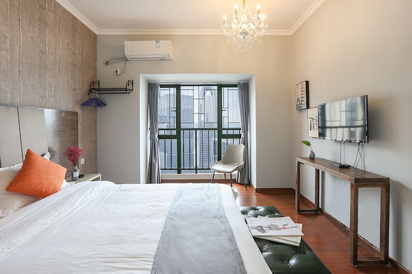 Design Double Room | Desk, blackout drapes, free WiFi