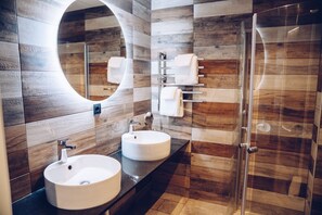 Suite estudio junior, balcón (Bathtub, Pets not allowed) | Baño | Amenidades de baño de diseñador, secadora de cabello, batas, pantuflas