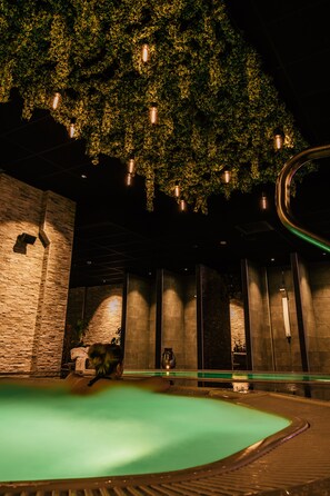 Indoor spa tub