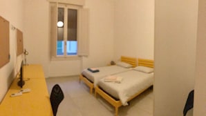 A small, clean room with a bed, a desk, and a window. - Appartamento Sant'Ambrogio nel cuore di Firenze (Florence)