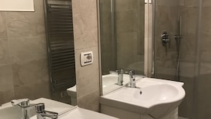 A modern bathroom with two sinks, a shower, and a mirror. - Appartamento Sant'Ambrogio nel cuore di Firenze (Florence)