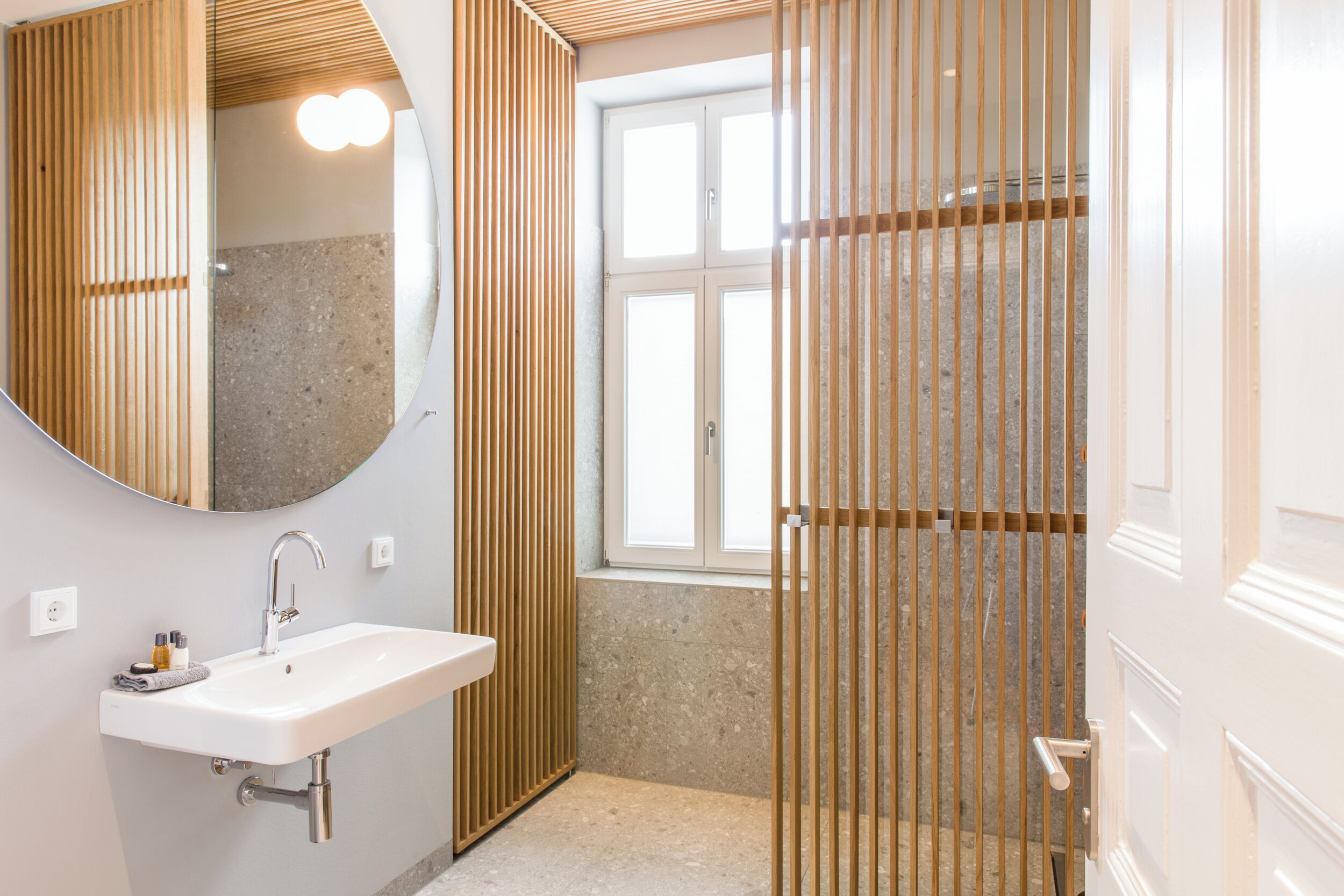 Een douche, een regendouche, designer toiletartikelen, een haardroger