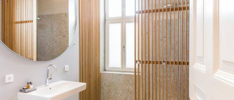 Een douche, een regendouche, designer toiletartikelen, een haardroger