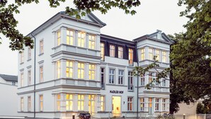 A multi-story building with a classical architectural style, featuring a prominent entrance labeled "Nadler Hof". - OSTKÜSTE - Nadler Hof Design Apartments (Heringsdorf)