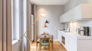 Estudio, 1 cama de matrimonio grande | Cocina privada | Frigorífico, microondas, horno y placa de cocina