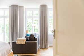 En 40-tommers Flatskjerm-TV med kabel-kanaler samt TV