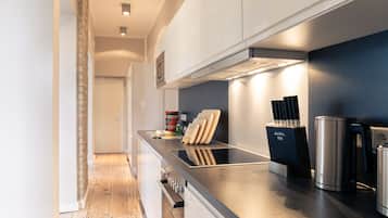 Refrigerador, microondas, horno, placa de cocina