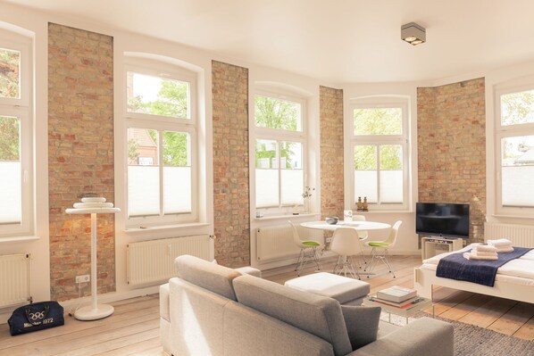 Télévision à écran plat de 40 pouces avec chaînes par câble, télévision