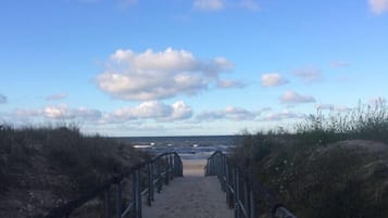 Playa en los alrededores y camastros