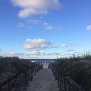 Nær stranden og solsenger