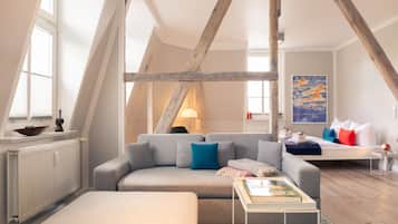 Estudio, 1 cama Queen size, balcón | Área de sala de estar | Televisión de pantalla plana de 40 pulgadas con canales por cable