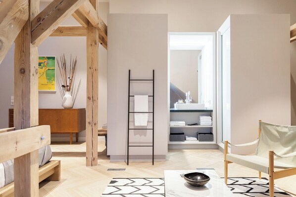 Shower, rainfall showerhead, designer toiletries, hair dryer - OSTKÜSTE - Villa Staudt Design Apartments (Heringsdorf)