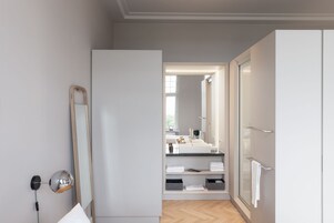 Estudio, 1 cama de matrimonio grande, balcón, frente al mar | Baño | Ducha y cabezal de ducha tipo lluvia