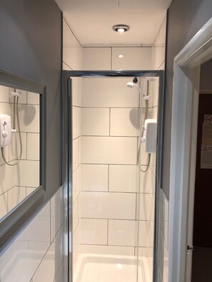 Single Room, Ensuite | Bathroom | Towels - The Pheasant Inn (Dunstable)