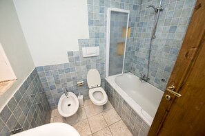 A bathroom with a toilet, bidet, and bathtub. - Vigna Nuova (Florence)